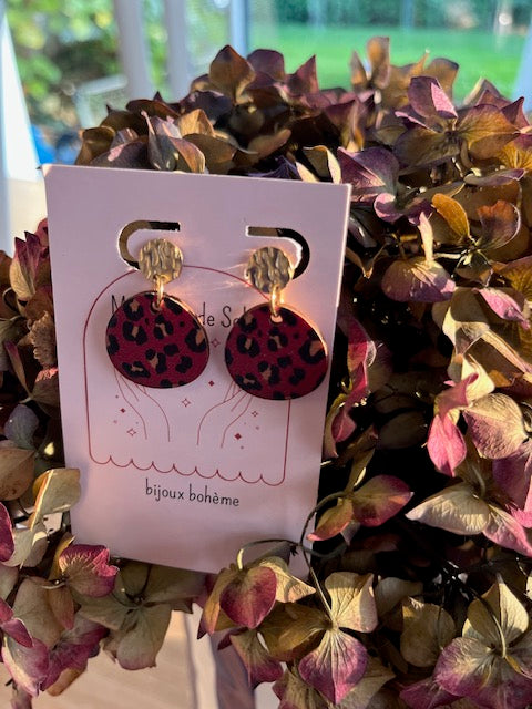 •  Boucles d'oreilles SOWETO• puces d’oreilles texturé en acier inoxydable• pendant en bois peint bordeaux GRAOU•
