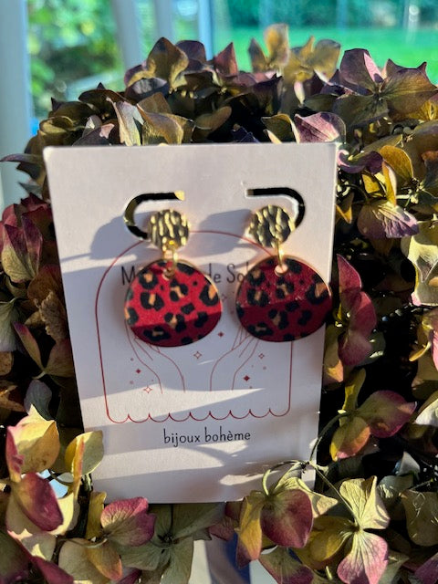 •  Boucles d'oreilles SOWETO• puces d’oreilles texturé en acier inoxydable• pendant en bois peint bordeaux GRAOU•