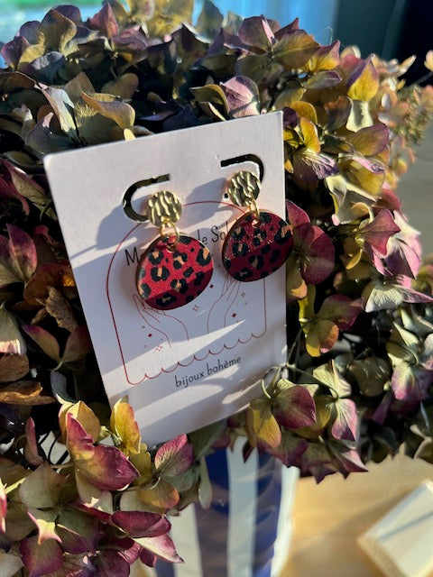 •  Boucles d'oreilles SOWETO• puces d’oreilles texturé en acier inoxydable• pendant en bois peint bordeaux GRAOU•